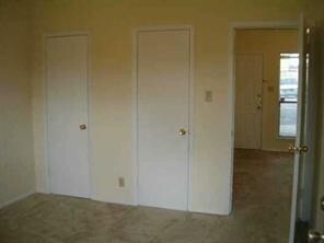 Building Photo - 1/1 Apartment Walking Distance to Shops and Food