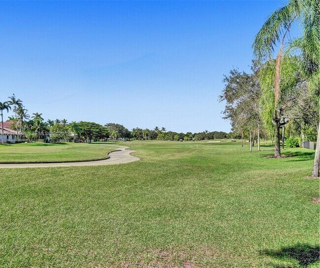 Building Photo - 2501 Poinciana Dr