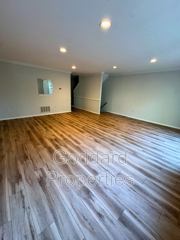 Building Photo - 10 Hamlet Dr