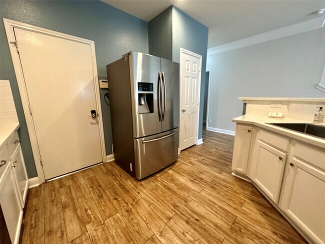 Building Photo - 16130 Limestone Lake Dr