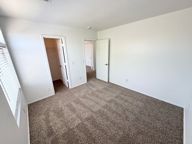 Building Photo - 8464 W Forest Grove Ave