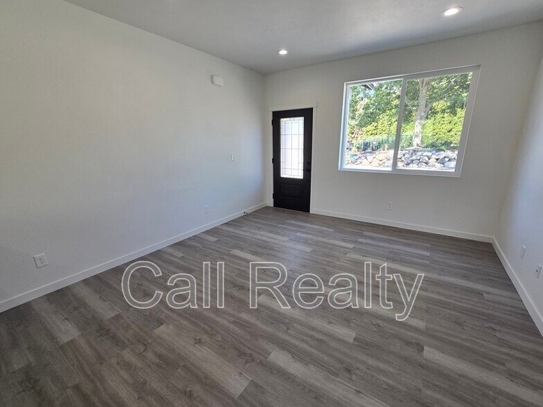 Building Photo - 4215 N Locust Rd