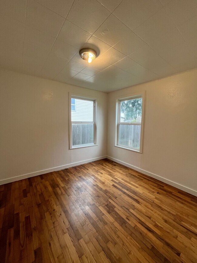 Building Photo - 2-Bedroom 1-Bathroom home close in Springfield