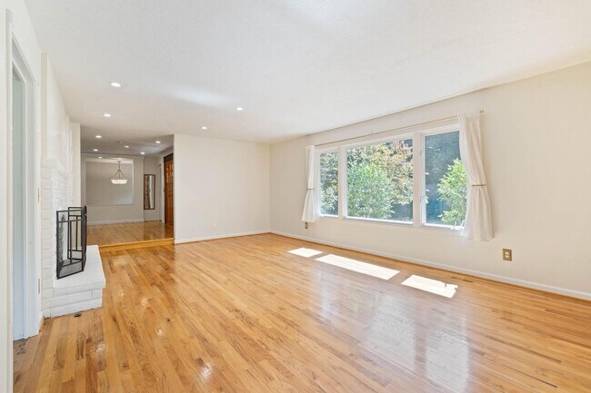 Building Photo - 13745 Cameo Ct
