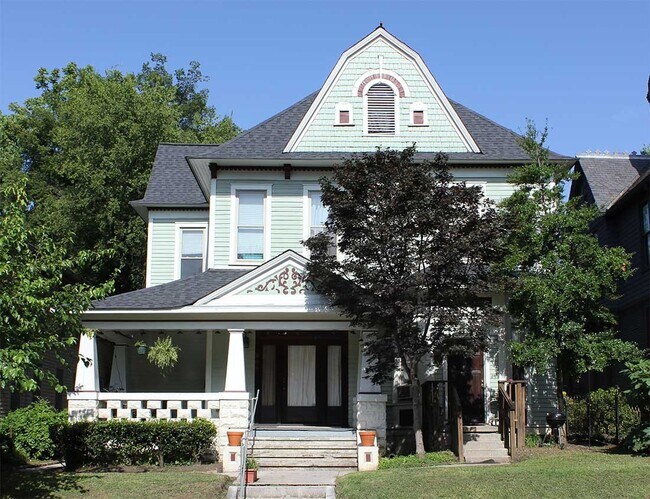 Primary Photo - 907 Luttrell St