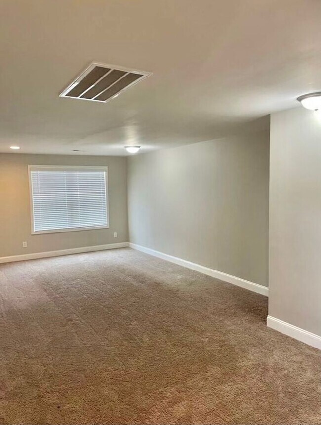 Building Photo - 113 James Parcus Cir