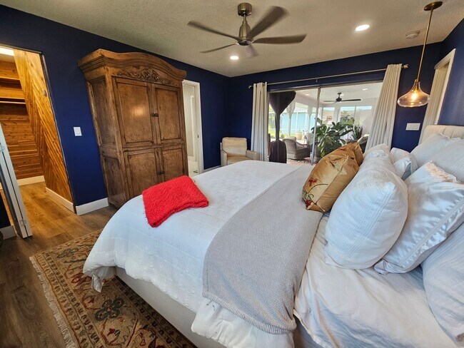 Building Photo - Annual Rental or 6+ month option - FURNISHED HEATED POOL HOME. Gorgeous 3 Bedroom, 3 Bath, 2 Car ...