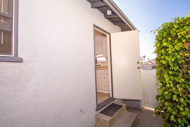 Building Photo - Charming 1 Bed/1 Bath - Just One Block from the Ocean in North Pacific Beach!