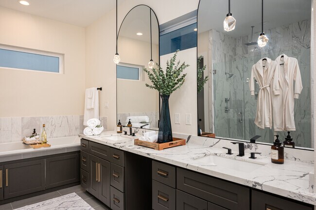 Building Photo - 913 Thompson St