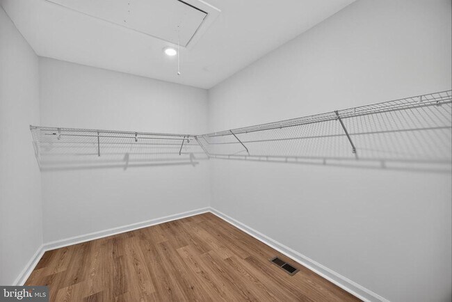 Building Photo - 221 Spring Race Ct