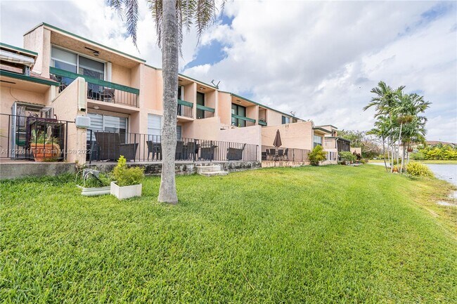 Building Photo - 9179 Fontainebleau Blvd