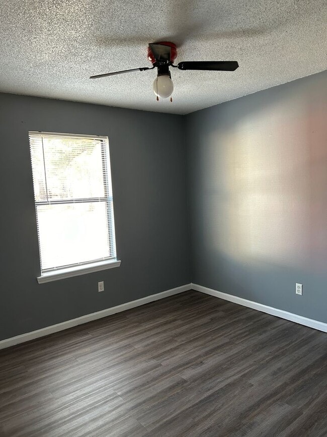 Building Photo - 3 bedroom, 2 bath home, with 2 car garage--For Rent. Near Camp Lejeune.