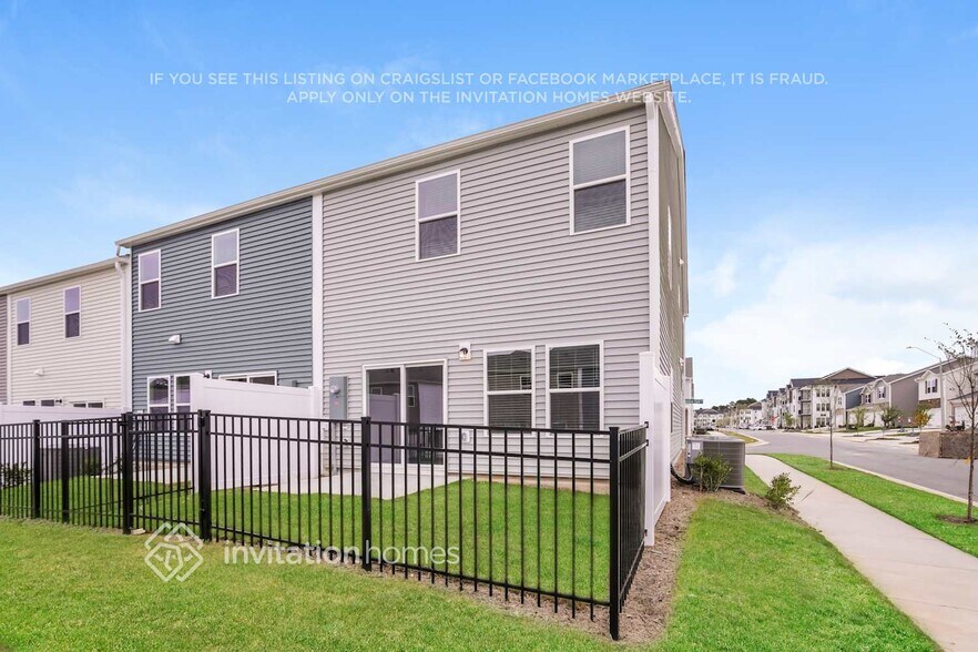 Building Photo - 801 Holiday Pk Ln