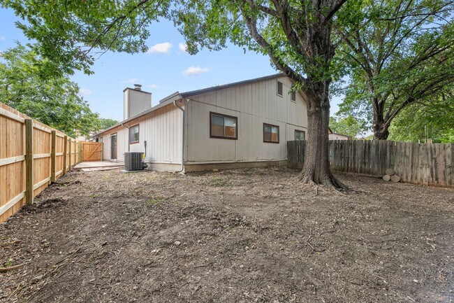 Building Photo - Tastefully Updated 3 bedroom 2 bath Duplex Northeast San Antonio
