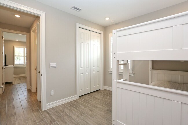 Building Photo - **Brand New, Bright & Beautiful Bonita Spr...