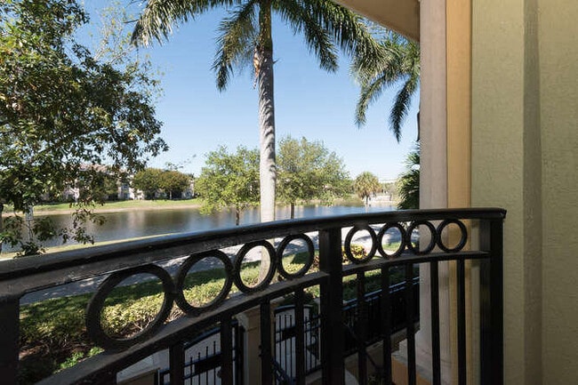 Building Photo - 11860 Valencia Gardens Ave