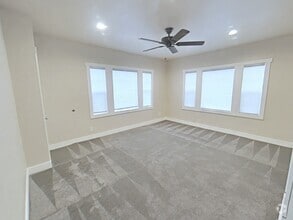 Building Photo - Adorable Apartment in Heart of Downtown Br...