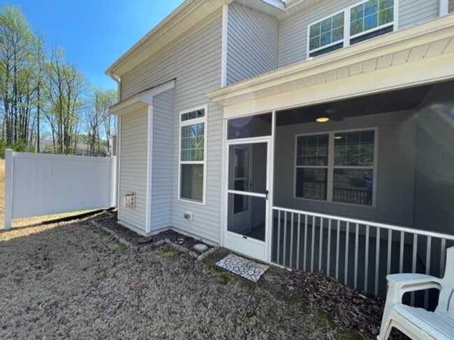Building Photo - MOVE IN READY! Amazing end-unit townhome