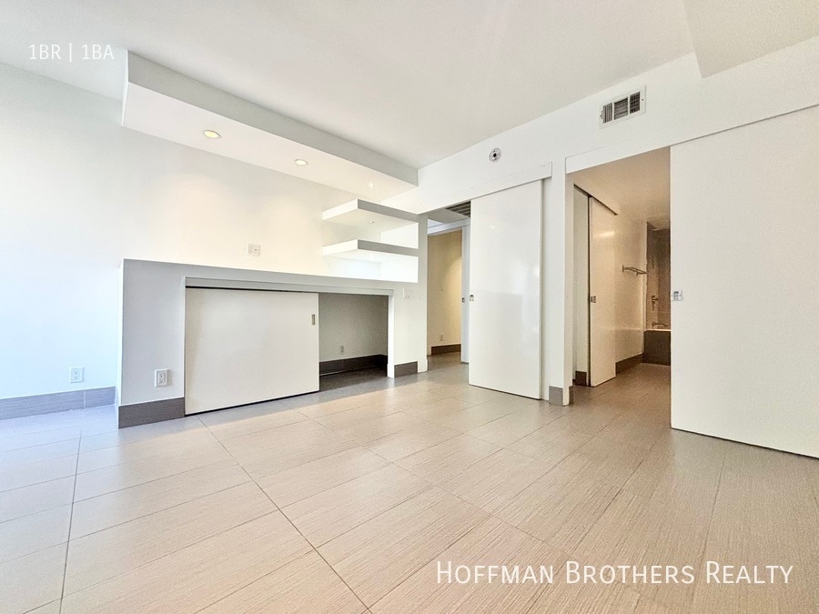 Building Photo - 3947 Los Feliz Blvd