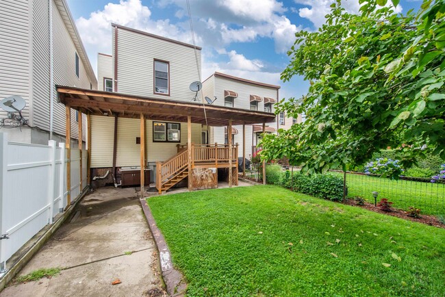 Building Photo - 205 Hutton St