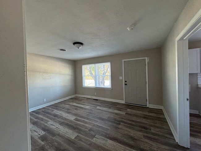 Building Photo - 2 bed 1 bath dupex