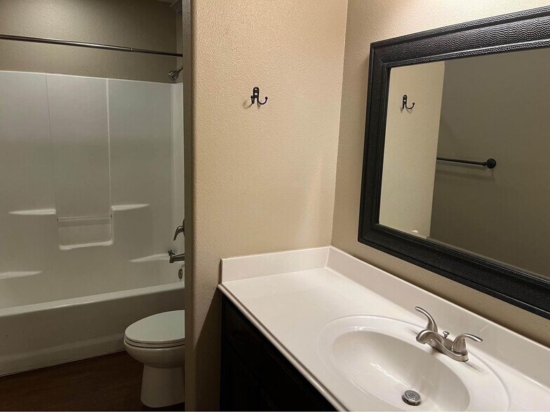 Building Photo - 175 Oakview Ct