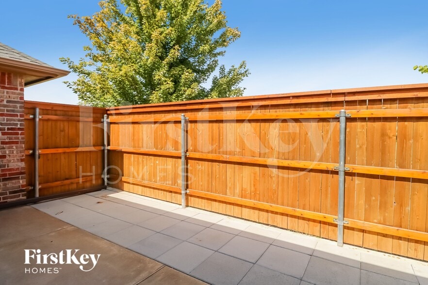 Building Photo - 17000 Barcelona Dr