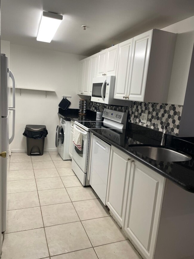 Building Photo - 2060 Greenview Shores Blvd