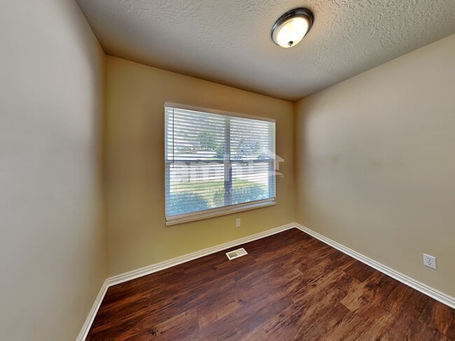 Building Photo - 1121 N 600 E