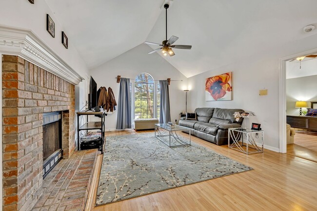 Building Photo - ***Half off September Rent with signed lea...