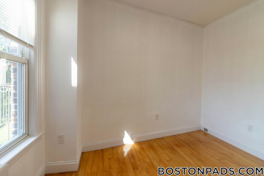 Building Photo - 24 Leamington Rd