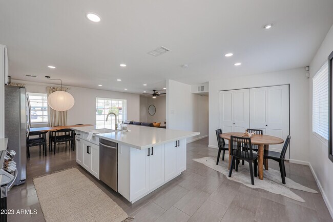 Building Photo - 901 W Berridge Ln