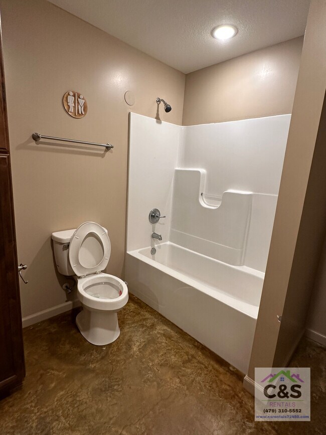 Building Photo - 601 N 6-1/2 St