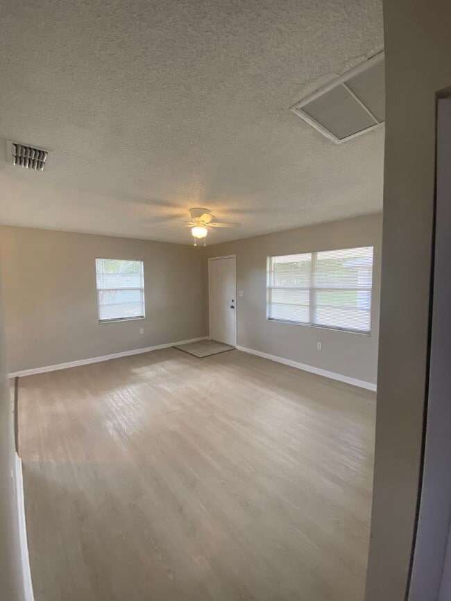 Building Photo - 2 BEDROOM, 1 BATH APARTMENT HOME - PINELLAS PARK