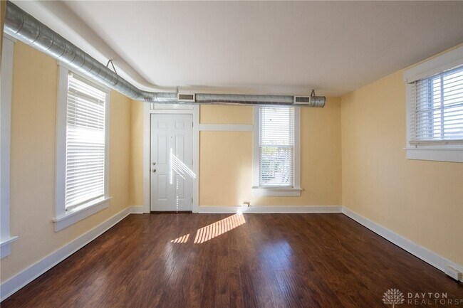 Building Photo - 243 Oak St