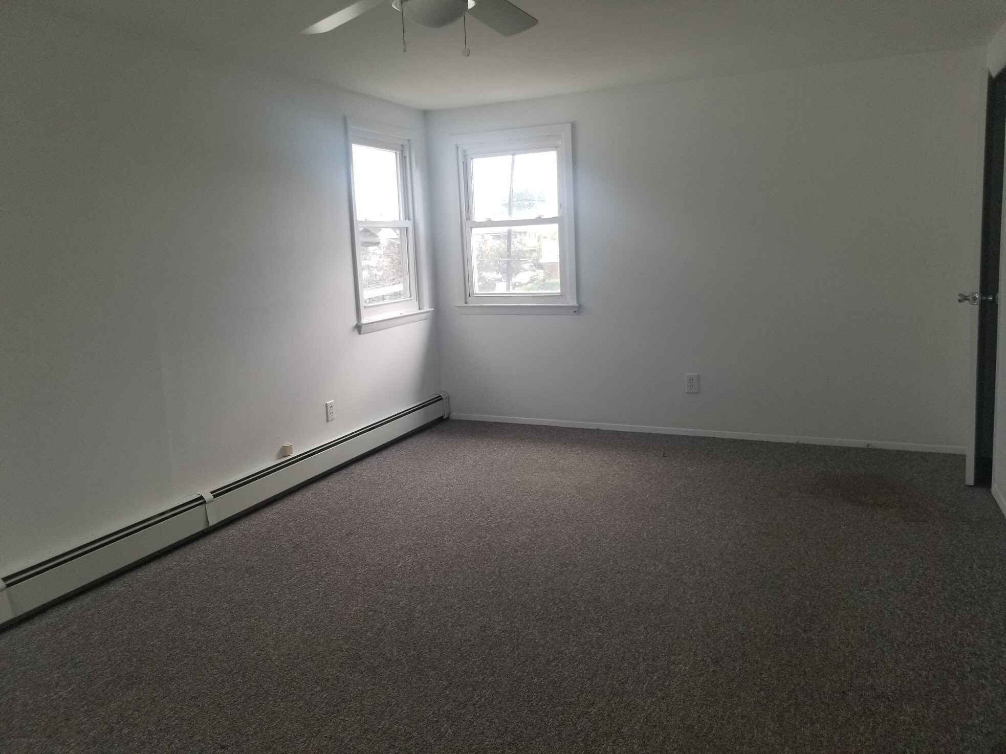 Queen Size Bedroom - 456 Lincoln Blvd