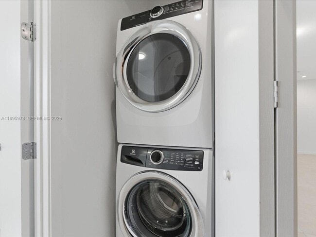 Building Photo - 529 SW 11th St