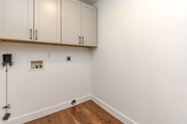 Building Photo - Beautiful upgraded 4 bedroom DuPont home with AC and sprinkler system