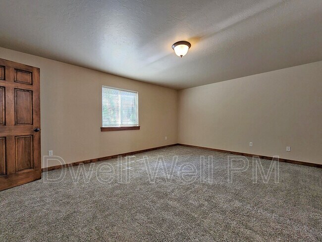 Building Photo - 115 N Gem St
