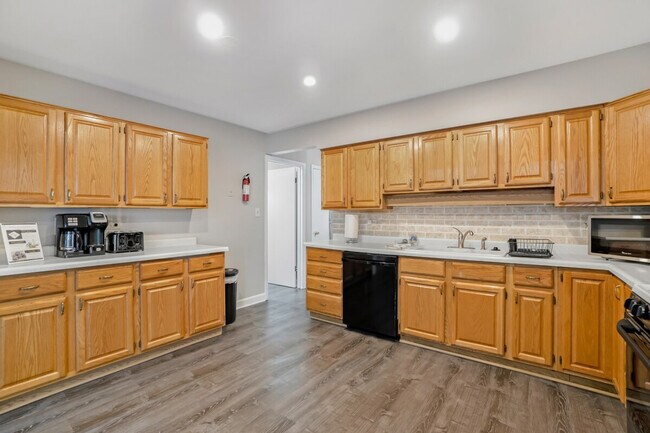 Building Photo - 570 E Higgins Rd