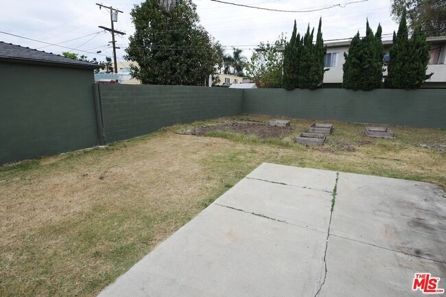 Building Photo - 2334 S Garth Ave