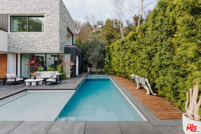 Building Photo - 7681 Willow Glen Rd