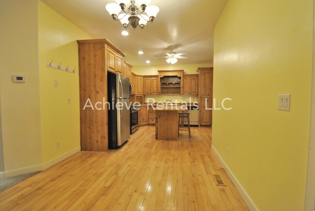 Building Photo - Charming End-Unit Townhome | Prime Location Near Parks, Shops & Dining