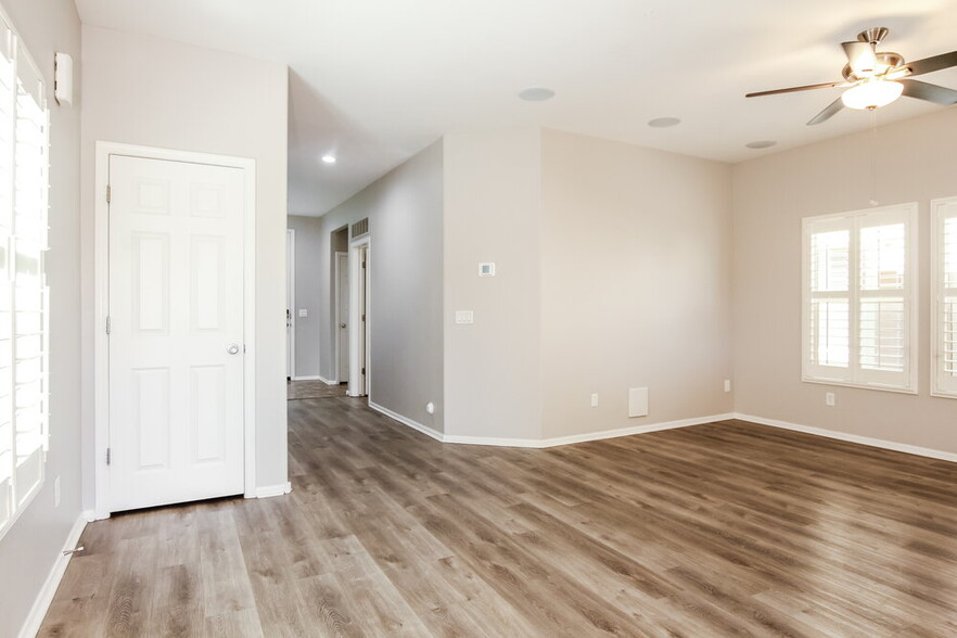 Building Photo - 10817 W Elm St