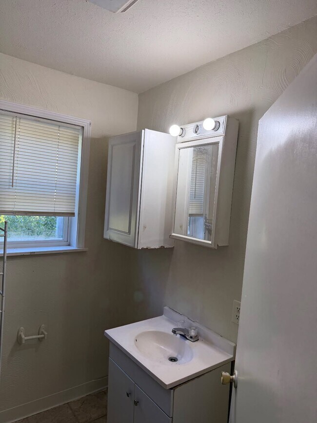 Building Photo - 730 Middle Ave