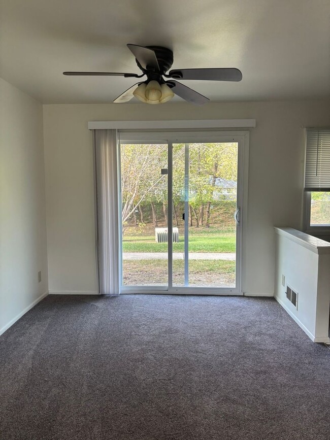 Building Photo - 3 Bedroom 2 1/2 Bath Townhome