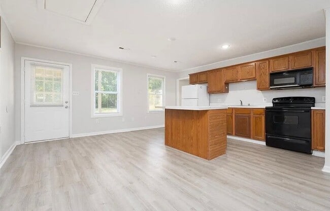 Building Photo - Charming 2-Bedroom Ranch Home with Large Backyard – Cozy & Remodeled!