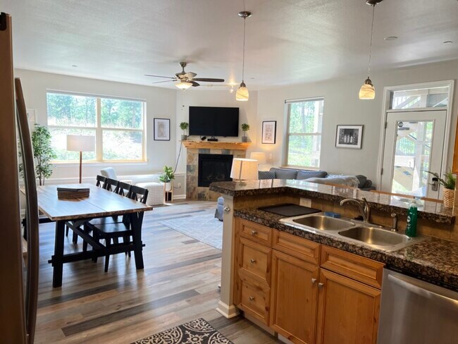 Building Photo - 115 Spinner St