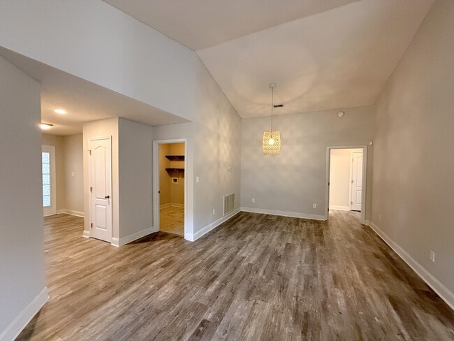 Building Photo - 211 High Green Dr