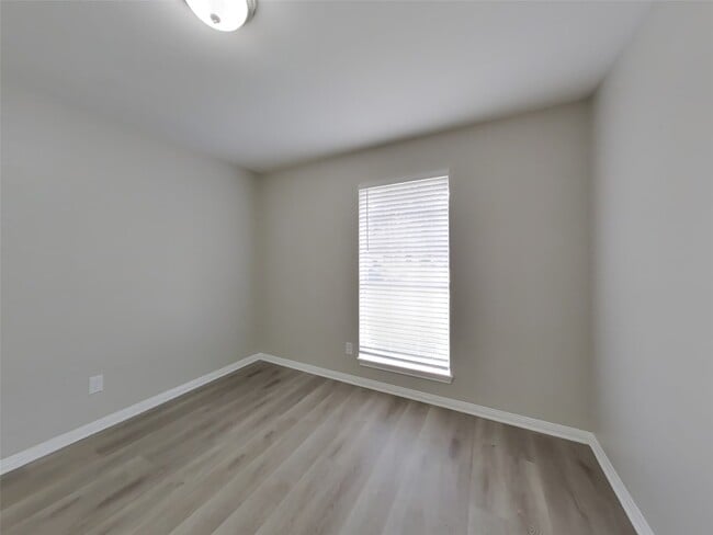 Building Photo - 16311 Green Shade Dr